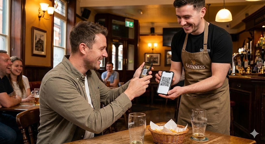 Cliente apontando o celular para o QR Code para pedir música